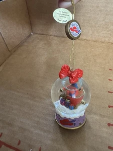 The Danbury Mint Red Hat Society Ornament Collection Santa’s Sleigh Schneekugel  - Bild 1 von 10