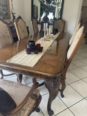 Mesa de comedor Henrendon con sillas personalizadas Foto 1 de 4