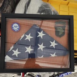 Shadow Display Box + Small Flag, 101st Cap Patch, 101st Eagle Shoulder Patch - Bild 1 von 9