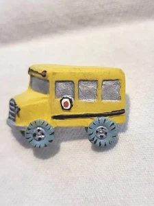 Scuolabus giallo 1,05" pulsante plastica vintage 7913 - Foto 1 di 4