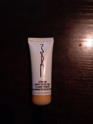 Neu: MAC Strobe Dewy Skin Tint - Light 4 - 30ml - Bild 1 von 2