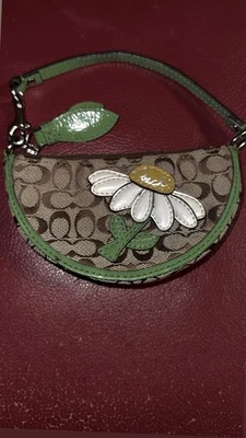 Monedero Coach Signature con apliques de flores de margarita caqui  Foto 1 de 4