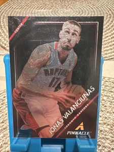 2013-14 Panini Pinnacle - Jonas Valanciunas #180 Museum Collection - Bild 1 von 2