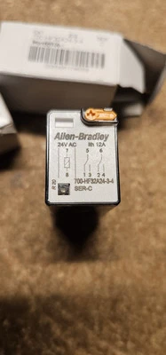 Lote de 2 relés ALLEN BRADLEY 700-HF34A24-3-4 SER C 12A 4 24VDC 50/60HZ Foto 1 de 4