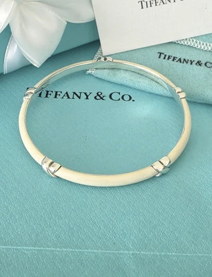 Brazalete de plata Tiffany & Co. raro esmalte blanco Kiss X Love Foto 1 de 4