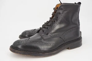 CAJA Y BOLSAS | BOTA DE ALMACENAMIENTO PUNTA ALA $589 TRICKERS UK 9.5 US 10.5 D BLACK OUT - Imagen 1 de 12