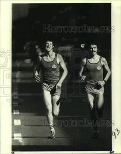 Foto de prensa 1980 corriendo - Ken McDonald campeón de la copa masculina cerca de la línea de meta - Imagen 1 de 2