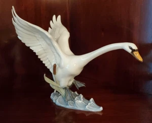 HUTSCHENREUTHER VINTAGE PORCELAIN "SWAN IN FLIGHT" BY ARTIST HANS ACHTZIGER - Picture 1 of 10