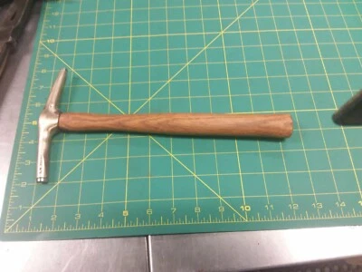 Martelo de latão vintage G. W. com ponta magnética cabo de madeira   - Imagem 1 de 4