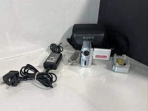 sony DCR-PC107E Handy Cam entièrement fonctionnelle avec chargeur et station d'accueil / étui - Photo 1/15