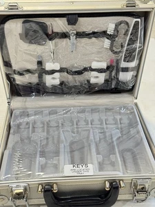 Aluminum Cosmetic Nail Makeup Train Case Medium Size Silver Locking Organizer - Picture 1 of 12