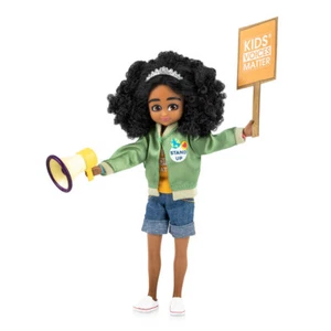 Muñeca Lottie Niño Activista Figura con Conjunto Conjunto de Accesorios Cabello Resistente a Enredos - Imagen 1 de 4