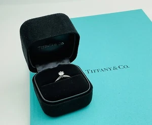 Tiffany & Co. Anillo de platino diamante 0,40 quilates VS1 talla 6 con caja y certificado - Imagen 1 de 10