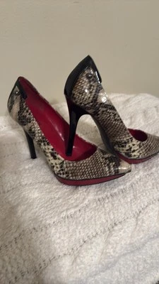 Tacones Guess piel de serpiente con ribete rojo 7,5 Foto 1 de 3