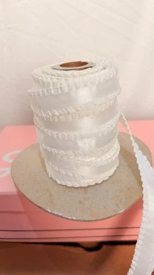 Атласная гофрированная белая двусторонняя лента катушка 6 дюймов с катушкой 1 дюйм слева - Изображение 1 из 4