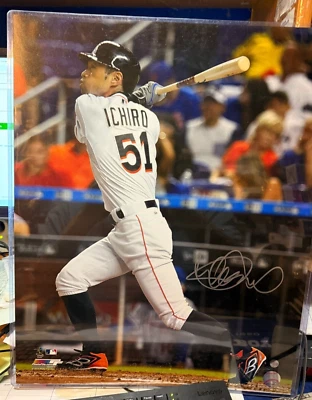 ICHIRO SUZUKI---SEATTLE MARINERS----FOTO AUTOGRAFIADA 16" X20" Foto 1 de 3