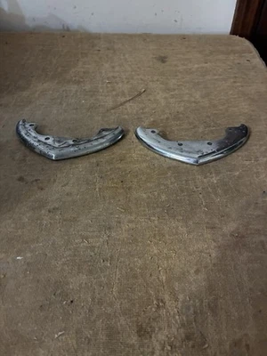 A PAIR OF 1957 OLDSMOBILE 88 98 CHROME MOLDINGS ABOVE BACK-UP LIGHTS # 569078 Foto 1 de 4