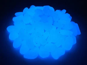 100 piezas guijarros/piedras que brillan en la oscuridad, jardín y acuario AZUL COBALTO - Imagen 1 de 10
