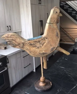 Volkskunst primitive Holzschnitzerei Hahn 33 3/4 Zoll hoch auf Ständer 27 Zoll lang - Bild 1 von 15