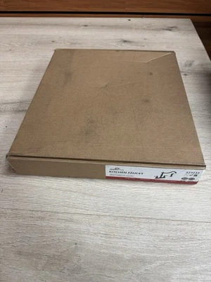 Grifo de cocina estándar de 2 manijas Design House con rociador lateral en bronce Foto 1 de 4