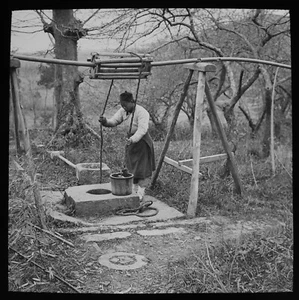 DRAWING WATER AT A TEMPLE WELL CHINA C1920 ANTIQUE Magic Lantern Slide PHOTO - Picture 1 of 3