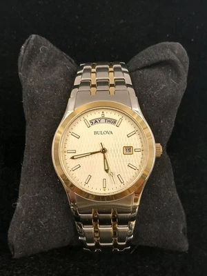 Reloj de pulsera Bulova 98C60 para hombre con indicadores de día/fecha de acero inoxidable Foto 1 de 4