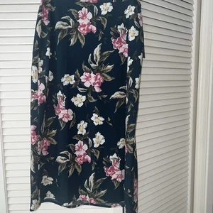 VOLCOM Brand Floral Midi Skirt Size Small NWT - Picture 1 of 3