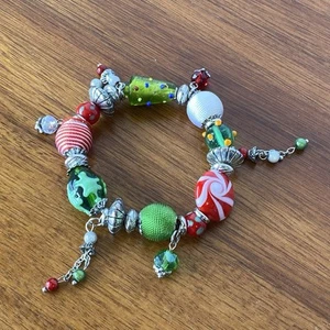 Bracciale elastico con ciondolo torta nuziale in vetro artistico tema natalizio - Foto 1 di 7