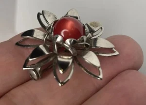 Atom Blume Anstecknadel Vintage 60er Jahre silberfarben roter Stein Boho Sonne Brosche - Bild 1 von 8