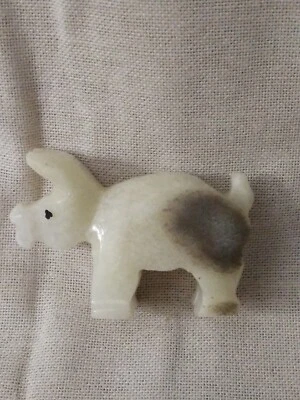 Piedra vintage tallada a mano PIG blanca con mancha oscura pulida usada Foto 1 de 4