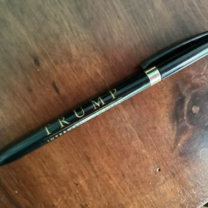 Vintage Trump International Hotel Las Vegas Stift mit goldenem Schriftzug - braucht neue Tinte - Bild 1 von 3