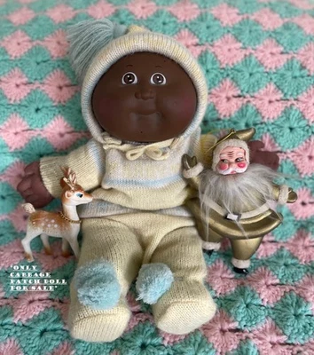 Boneca Cabbage Patch Vintage 1982 AA Preta Preemie Baby Assinada Roupas Originais Natal - Imagem 1 de 4