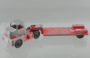 Vintage 1950's Tootsie Toy Diecast Red 9" Gooseneck Flatbed Semi Tractor Trailer - Picture 1 of 8