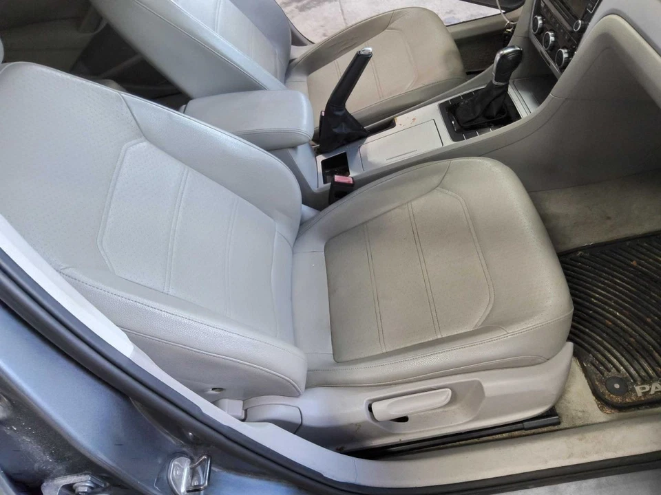 Passenger Front Seat  Leatherette Manual Fits 12-15 PASSAT 613158 Foto 1 de 1