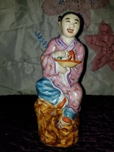 Estatuilla rosa familiar de porcelana vintage dama con cesta firmada - Imagen 1 de 10