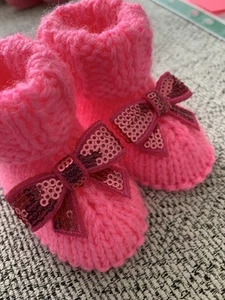 Neugeborene bis 3 Monate Babyschuhe Kinderwagenschuh hellrosa Schleifen handgefertigt gestrickt - Bild 1 von 8