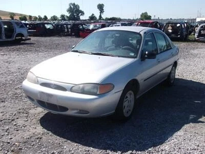 Conjunto de puerta delantera derecha usado se adapta a: Ford Escort SDN 1999 plataforma delantera manual Foto 1 de 4