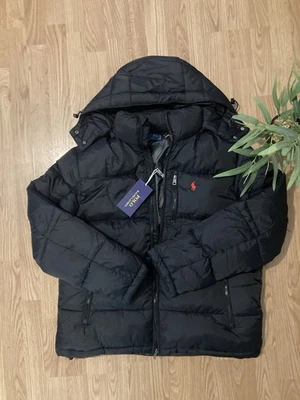 Polo Ralph Lauren – Doudoune Homme Noire Capuche – Logo Rouge – Neuve - Photo 1/4