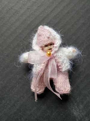 Conjunto de ropa de muñeca escala 1:12 ajustada a Heidi Ott 2" muñeca bebé hecha a mano (tejida a mano) Foto 1 de 4