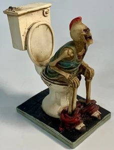 Skeleton on Toilet Skull Figurine Statue Skeleton Punk Mohawk Halloween - Bild 1 von 4