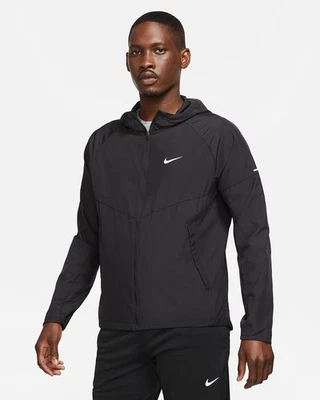Jaqueta de chuva Nike masculina Team Miler corrida leve com capuz preta S DH8109-010 - Imagem 1 de 4