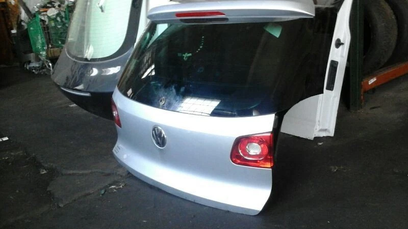 Alerón portón trasero Volkswagen Tiguan 09-11 sin cámara  Foto 1 de 4