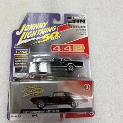 JOHNNY LIGHTNING, JL TRIPLE NEGRO 67 OLDS 442 CON 30/LATA DE ALMACENAMIENTO DE COLECCIONISTA NUEVA BB6 Foto 1 de 4