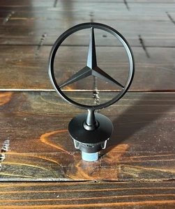 Emblema con logotipo de capó estrella para Mercedes-Benz Clase C Clase E Clase S en negro mate - Imagen 1 de 1