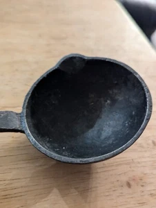 Seltene Taiwan Vintage Gusseisen Einzelauslauf Schöpfkelle mit Kreuz am Griff - Bild 1 von 7