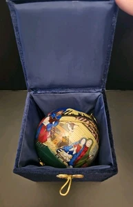 Scatola imbottita blu vintage 2003 Pier 1 Li Bien ornamento dipinto al rovescio "Natività" - Foto 1 di 12