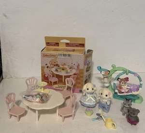 Sylvanian Families Calico Critters Lot Süßigkeiten Party Set Hirsch Wasser Schaukel Lot - Bild 1 von 9