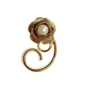 Broche prendedor rosa vintage tono dorado flor imitación perla centro rizado Q filigrana 1,5" - Imagen 1 de 5