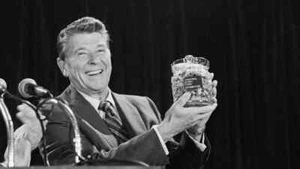 PRESIDENTE RONALD REAGAN COMIENDO GOMINOLAS - Foto brillante 4x6 - Imagen 1 de 1