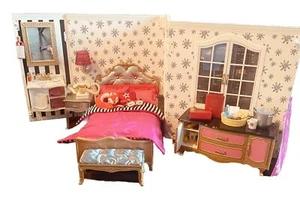 American Girl Doll Grand Hotel With Accessories RETIRED Suitcase Teddy Bear ETC - Bild 1 von 20